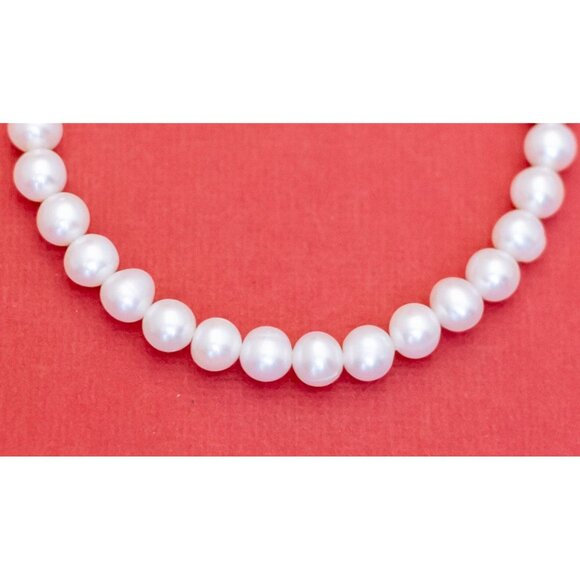 7 1/2 inch, Vintage Elegant White Pearl Bracelet - F50 - Picture 2 of 3